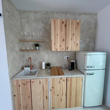 Kira Apartment